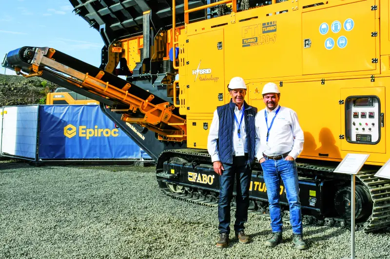 Die Lutze Group fokussierte sich bei ihrem Messeauftritt auf die Bereiche Brech- und Siebtechnik, Verschleißschutz sowie Fördertechnik. Rudy Peirs (l.) und David Jakoby zeigten uns die raupenmobile Fabo FTI-130-S Hybrid, eine leistungsstarke Kombination aus Prallbrecher und Siebanlage mit Dual-Power-System für Diesel- und Netzbetrieb. Quelle: Treffpunkt.Bau