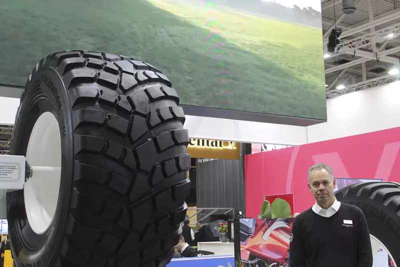 Traktion für Traktoren und Co. Andre Weber, Vertriebsleiter OHT bei Apollo Tyres, informierte uns über die Highlights der Marke Vredestein. Quelle: Treffpunkt.Bau
