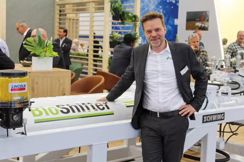 Jens Heinrich, Leiter Marketing International der Schwing Gruppe, mit dem BioShifter. Der speziell für den Bereich Biomasse entwickelte, strömungsoptimierte Pumpenkopf überzeugt u. a. durch eine einfache Wartbarkeit und hohe Dichtigkeit. Mehr dazu auf S. 81. Quelle: Treffpunkt.Bau