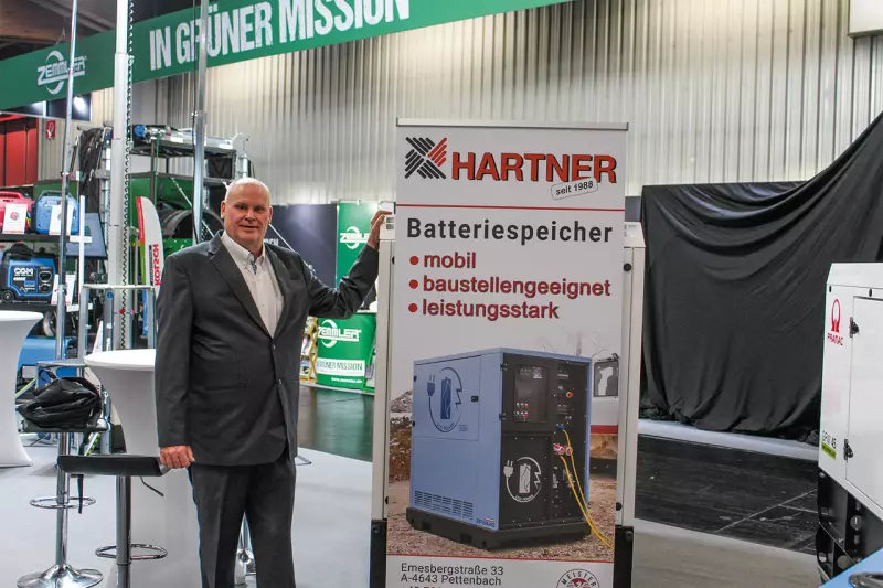 Baustellen werden stromhungriger. Bis zu 96 kWh und 400 V liefert das Eco Power Batteriespeichersystem von Hartner aus dem österreichischen Pettenbach. Wir sprachen mit Niederlassungsleiter Oliver Schilgen. Quelle: Treffpunkt.Bau