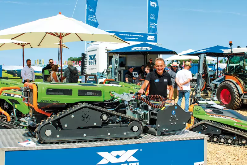 Bodenhaftung in den Genen. Die „Green Climber“ von Vogt wirft so schnell nichts um, wie uns Geschäftsführer Wolfgang Vogt versicherte. Der neue kompakte Multifunktions-Geräteträger MDB LV250 Pro trumpft mit einer Hangstabilität bis 60° Neigung auf. Angebaut ist ein 800 mm Schlegelmulchkopf für Hochgras und Gestrüpp bis 30 mm Durchmesser. Quelle: Treffpunkt.Bau