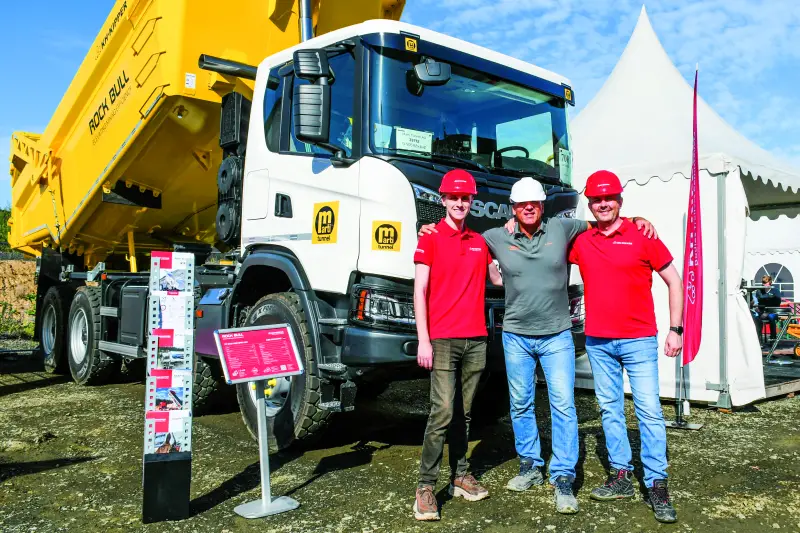 Die Kooperationspartner Knirsch Fahrzeugbau und KH-Kipper präsentierten als Highlight den für extreme Bedingungen entwickelten Gesteinsaufbau W1RB Rock Bull mit optimierter Kippgeometrie für schweres Material und hoher Widerstandsfähigkeit gegen Verschleiß durch Abrasion. Das Team am Stand (v. l.): Piotr Adamiec, Christian Beyer und Przemysław Rysiński. Quelle: Treffpunkt.Bau