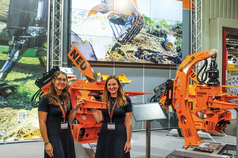 Forsttechnik für alle Fälle. Fast 50 Maschinentypen zählt die Woodcracker-Familie von Westtech. Eine Top-Neuheit zeigten uns Nicole Kloimstein (l.) und Simone Hehenberger mit der Greifersäge CS545 compact für Trägerfahrzeuge mit 8 bis 15 t. Quelle: Treffpunkt.Bau