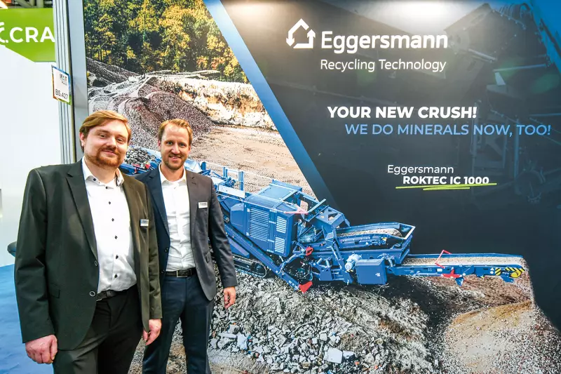 Eggersmann baut sein Portfolio für den Bereich Steine und Erden aus. Der Roktec IC 1000 ergänzt die bekannte Impaktor-Reihe als leistungsstarke Lösung für schwierige Materialien. Wilko Richter (l.) und Pascal Petermann informierten uns über die neue Größe in der Klasse der mobilen Prallbrecher. Quelle: Treffpunkt.Bau