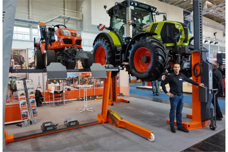 „Wir haben für jedes Fahrzeug die richtige Hebebühne“ lautet das Motto der Firma Finkbeiner. Die Bandbreite des Angebots demonstrierte eindrucksvoll Christoph Heinze, Verkaufsleiter.