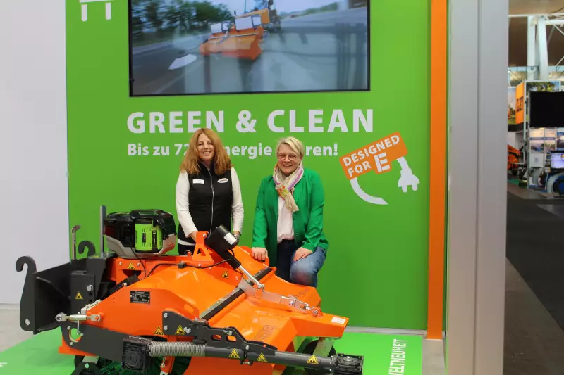 Bis zu 72 % Energie sparen mit „Green & Clean“ von Bema. Nicole Pöttering (l.), Marketing, und Sonja Koopmann, Geschäftsführerin, mit der elektrisch angetriebenen Sweezy 580 Dual E. Quelle: Treffpunkt.Bau