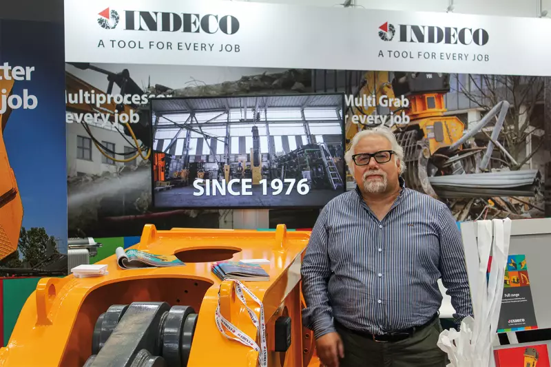 Am Anfang stand der Hammer. Seit 1976 produziert Indeco baggergeführte Abbruchwerkzeuge. Auf der IFAT präsentierten die Italiener ihr breites Portfolio an Pulverisierern, Scheren und Schienenknackern, Greifern und Mulchgeräten. Wir sprachen mit Roberto Santoro. Quelle: Treffpunkt.Bau