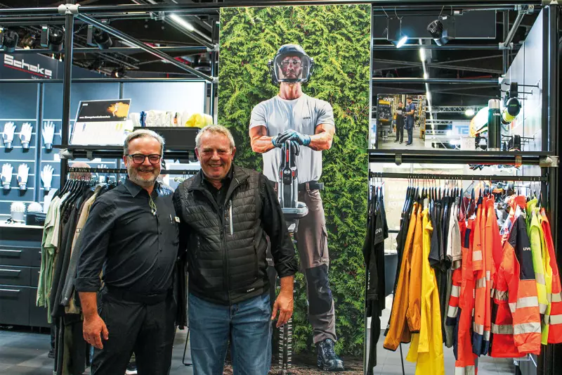 GaLaBau-Premiere als Aussteller. Die Uvex Safety Group präsentierte persönliche Schutzausrüstung von Kopf bis Fuß wie z. B. einen dornenfesten Schutzhandschuh. Am Stand: Alex Manok (l.), Director Int. Sales & BD, und Frank Starklauf, Marketingmanager. Quelle: Treffpunkt.Bau