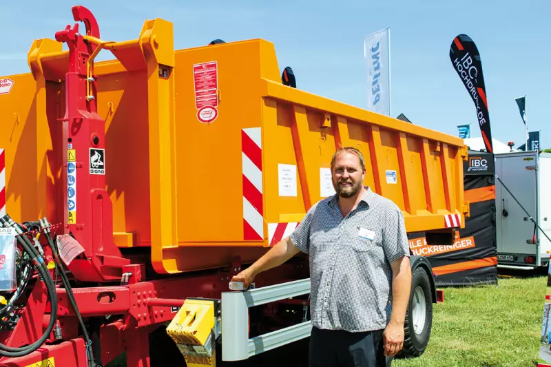 AS Fors MW bietet unter dem Namen Bigab Kippbrücken von 4,1 bis 6 m Länge an. Bestseller ist die Hardox-Kippbrücke. Sie besteht laut Tim Wellner vollständig aus hochfestem Stahl, was sie besonders widerstandsfähig und verschleißfest macht. Quelle: Treffpunkt.Bau