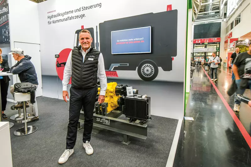 Mit 850 Mitarbeitern ist Suffel der größte Vertragshändler von Linde Material Handling und ist Experte in Sachen Intralogistik sowie Hydraulik. Der Fokus der Präsentation lag auf den Bereichen Systemlösungen und Services, wie uns Prokurist Michael Seidel erläuterte. Quelle: Treffpunkt.Bau