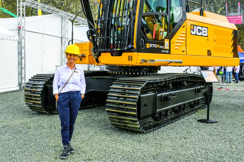 Der britische Baumaschinenhersteller JCB 
zeigte ein breites Portfolio an Schwerlasttechnik für die Gewinnungs- und Materialumschlagbranche. In der Live-Demo zu sehen waren der Radlader 457 ZX sowie der Systemtraktor Fastrac 6000. Größtes Exponat am Stand war der bis zu 40 t schwere 370X. Jenni de Kluijver zeigte uns das neue Spitzenmodell der JCB X-Serie. Quelle: Treffpunkt.Bau