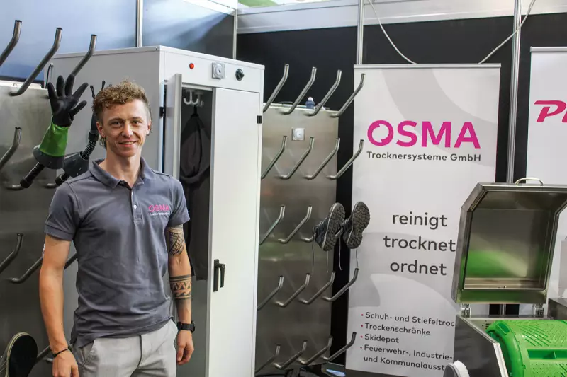 Feuchtkalte Klamotten sind ein Graus und auch ein Gesundheitsrisiko. Die Trockenschränke von Osma bewältigen selbst schwer zu trocknende Arbeitsbekleidungen und verbrauchen nur 1.200 W, wie Christian Fercher, Marketing, erläuterte. Quelle: Treffpunkt.Bau