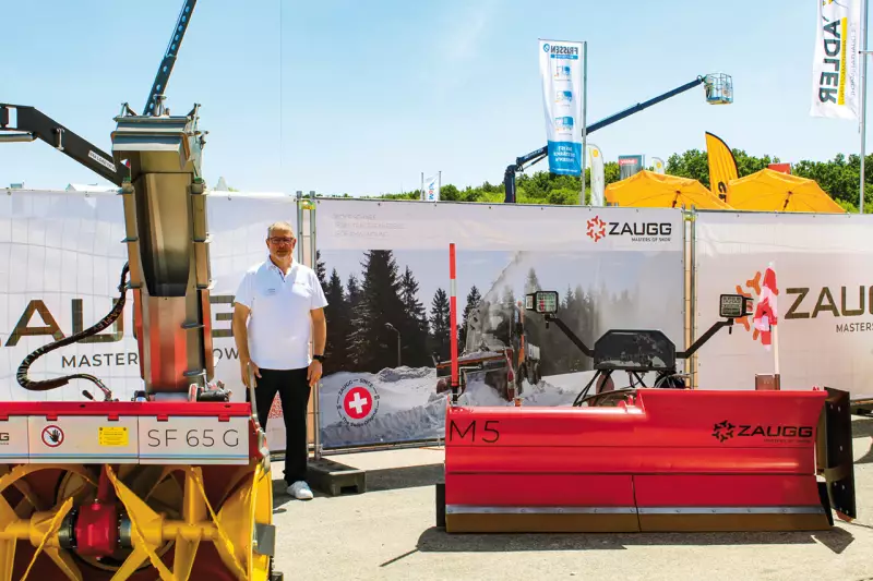 Zaugg ist Spezialist für Geräte zur Schneeräumung. Für frischen Wind am Messestand sorgte das neue Firmenlogo, das Stephan Zaugg erstmals auf der demopark präsentierte. Schweizer Perfektion demonstrierte unter anderem die Schneefrässchleuder SF 65-60 G. Das erste Modell, das mit dem neuen, patentierten Schar-Abfederungssystem ausgestattet ist. Quelle: Treffpunkt.Bau