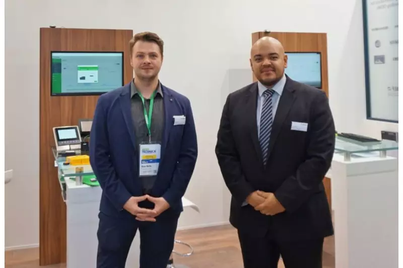 Proemion bietet innovative Lösungen, um die Daten von Arbeitsmaschinen online zu visualisieren und zu analysieren. Alle Informationen dazu hatten Nico Hülle (l.), Technical Sales Manager, und Juan Rojas Martinez, Sales Manager.