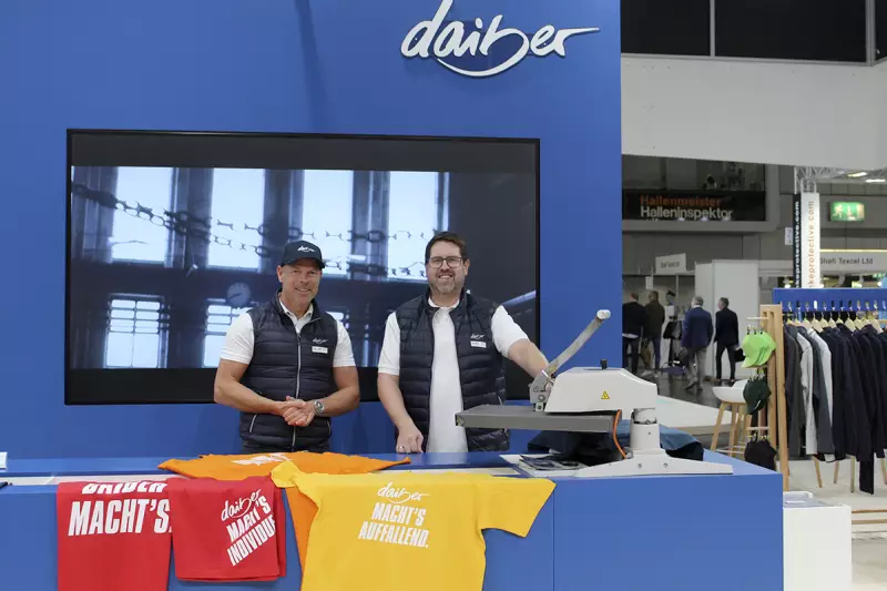 Daiber versteht sich als Full-Service-Plattform für Corporate Fashion. Dem eigenen Motto „Daiber macht‘s“ folgend, legten die beiden Geschäftsführer Christof Kunze (l.) und Kai Gminder selbst Hand an. Quelle: Treffpunkt.Bau