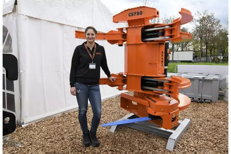 Kurz vor der bauma verdoppelte Westtech die Standgröße, um einen repräsentativen Querschnitt der rasch wachsenden Woodcracker-Familie zeigen zu können. Ein Hingucker war der CS 780 mit 750 mm Schneiddurchmesser, den uns Marketing Managerin Elisabeth Stelzer vorstellte. Quelle: Treffpunkt.Bau