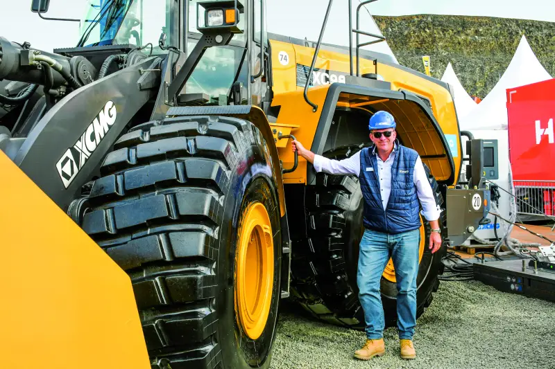 XCMG nutzte die steinexpo 2026, um seine Elektro-Offensive für schwere Erdbewegungs- und Gewinnungsmaschinen in der Praxis zu demonstrieren. Highlight war die Teilnahme der E-Maschinen an der Allgemein-Demo, wo sie in aller Stille ihre Stärke bewiesen. Am Stand informierte uns Dr. Dirk Sträter über den XC988-EV, ein Elektro-Goliath mit rund 29 t Einsatzgewicht und 17 t Kipplast. Quelle: Treffpunkt.Bau