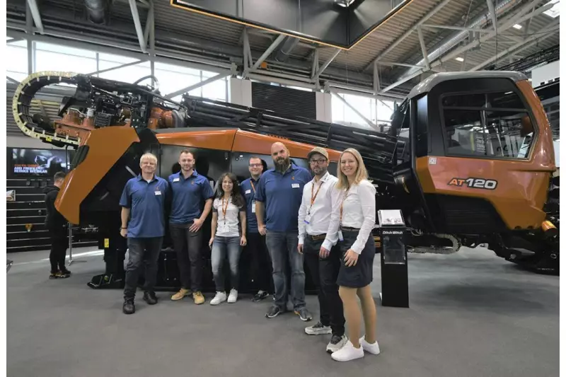 Groß, kräftig und auf der bauma ein Publikumsrenner. Die brandneue All Terrain Bohranlage AT120 ist das 21,3 t schwere Flaggschiff von Ditch Witch. Präsentiert vom L-Team rund um Nicole Laubach (3. v. l.), Marketing & Personalmanagement, und Horst Laubach (1. v. l.), Geschäftsführer. Quelle: Treffpunkt.Bau