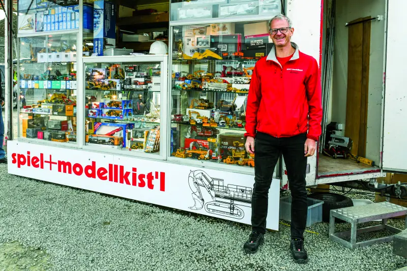 Faszination steinexpo für die Vitrine. Das Spiel + Modellkist´l ist auf hochwertige Baumaschinen-, Schwerlast- und Nutzfahrzeugmodelle u. a. in den beliebten Maßstäben 1:50 und 1:87 spezialisiert. Besonders begehrt waren Neuheiten und Sondereditionen namhafter Hersteller. Inhaber Anton Hanrieder kennt die Maschinen bis ins Detail und berät begeistert Sammler und Liebhaber. Quelle: Treffpunkt.Bau