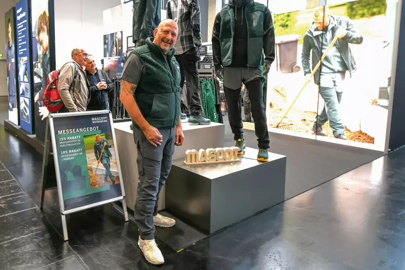 Langlebigkeit steht im Mittelpunkt der Mascot Customized Kollektion. Die strapazierfähige Arbeitsbekleidung ist noch stärker, dabei leichter, und hat besonders viel Stretch für angenehme Bewegungsfreiheit, wie uns Timo Stuber, Regionalverkaufsleiter Süd, sagte. Quelle: Treffpunkt.Bau