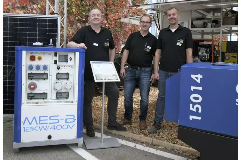 Geko Hybrid heißt dieses innovative, 12 kW starke Speichersystem der Metallwarenfabrik Gemmingen. Es wird zwischen Stromerzeuger und Stromverbraucher geschaltet. Am Stand der Spezialisten für Energieerzeugung (v. l.): Jörg Boketta, Christian Köhler und Janderk van den Berg. Quelle: Treffpunkt.Bau