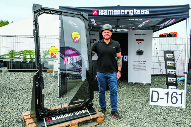 Der schwedische Spezialist für Sicherheitsverglasungen Hammerglas präsentierte seine Polycarbonat-Sicherheits- und Kabinenscheiben. Carsten Tappert informierte über maßgeschneiderte Lösungen für Baumaschinen, Steinbruchfahrzeuge und Abbruchgeräte. Die unzerbrechlichen Front- und Seitenscheiben aus nanobeschichtetem Polycarbonat bieten Schutz gegen Steinschlag, herabstürzende Trümmer und sogar Explosionen bzw. Druckwellen. Quelle: Treffpunkt.Bau