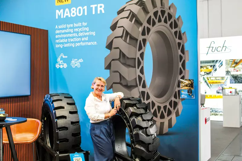 Magna Tyres zeigte spezialisierte Reifenlösungen für die Recycling- und Abfallwirtschaft. Mit Marzia Mendini sprachen wir über das Produkt-Highlight: den neuen Magna MA801 TR. Der Vollgummireifen wurde für den harten Einsatz unter schweren Bedingungen entwickelt und ist besonders widerstandsfähig, um Ausfallzeiten zu minimieren. Quelle: Treffpunkt.Bau