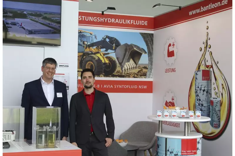 Damit es läuft wie geschmiert (v.l.): Maximilian Baur, Fachingenieur Hydraulik Anwendungstechnik, und Julian Mayer, Technischer Berater, waren für die Hermann Bantleon GmbH, einem Schmierstoffspezialisten aus Ulm, auf der Messe. Gibt es für Kunden mal keinen passenden Schmierstoff, wird er individuell angefertigt. Quelle: Treffpunkt.Bau