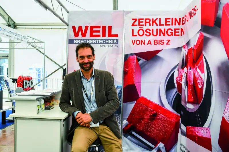 Weil Brechertechnik ist seit 1995 auf die Zer-kleinerungs- und Aufbereitungstechnik für die Rohstoff- und Recyclingindustrie spezialisiert. Das Unternehmen konstruiert, fertigt und modernisiert komplette Brech- und Aufbereitungsanlagen – ob es sich um Neuanlagen oder um Modernisierungsprojekte bestehender Anlagen handelt. Über die Produkte und Leistungen informierte Geschäftsführer Dr.-Ing. Cédric Zimmermann. Quelle: Treffpunkt.Bau