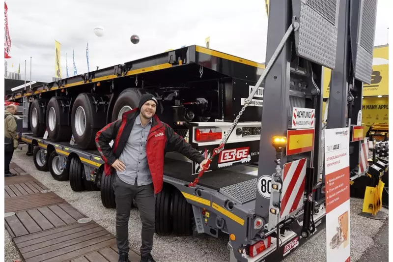 Fahrzeug-Vielfalt bei ES-GE. Besonders im Fokus standen auf der bauma die Auflieger, Satteltieflader und Anhänger, die das Unternehmen unter eigenem Label vermarktet. Über Neuheiten und Highlights informierte uns Christian Grübner, Marketing. Quelle: Treffpunkt.Bau