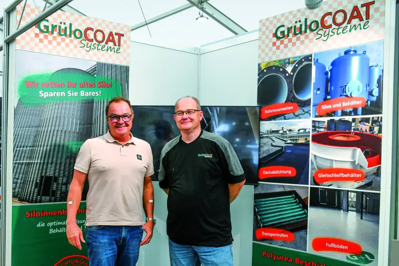 GrüloCoat präsentierte auf der steinexpo Speziallösungen für den Nahtlos-Korrosions- und Verschleißschutz in der Roh- und Baustoffaufbereitung. Die Polyurea-Beschichtung härtet in Sekunden bis Minuten aus, dehnt sich um bis zu 650 % und hält Anlagen laut Laborhochrechnung über 75 Jahre lang geschützt. „Von der Diagnose bis zur fertigen Beschichtung – wir übernehmen jeden Schritt selbst“, betonten Geschäftsführer Dirk Loske (l.) und Sven Gareis. Quelle: Treffpunkt.Bau