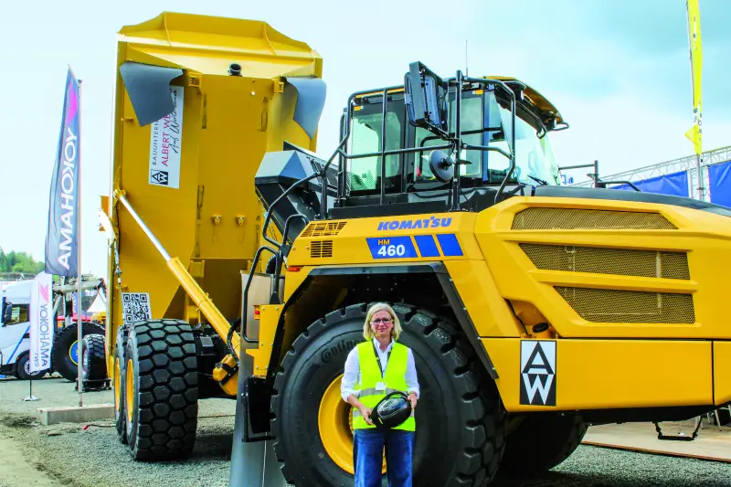Schlüter Baumaschinen präsentierte gemeinsam mit Komatsu Großmaschinen für den Steinbrucheinsatz. Highlights in den Live-Demos waren der 100-t-Bagger PC950LC-11 und der HD605-10 Starrrahmen-Muldenkipper mit bis zu 64 t Nutzlast. Monika Spenner zeigte uns am Messestand den neuen Komatsu HM460-6 mit 42 t Nutzlast, der mit intelligenten Assistenzsystemen den Fahrer entlasten und gegenüber älteren Modellen bis zu 22 % Diesel sparen soll. Quelle: Treffpunkt.Bau