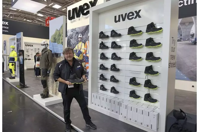 Menschen schützen ist die Mission von uvex – sowohl beim Sport als auch bei der Arbeit. Auf der bauma vertreten war die uvex safety group, bei der sich alles um Arbeitsschutz dreht. Die neuen, besonders leichten Sicherheitsschuhe zeigte uns Thorsten Udet, Director Marketing. Quelle: Treffpunkt.Bau