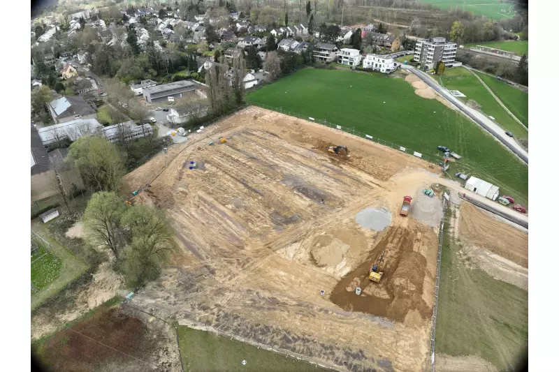 Die Topografie des Geländes, die Grundwasser-Situation durch die Hanglage und dem vorhandenen Lehmboden machten es erforderlich zwei Baugruben zu erstellen.
