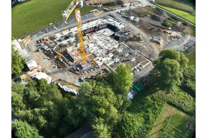 Für die Ausführung der Bauarbeiten mussten durch die Bodenbeschaffenheit in den Baugruben zur Erhöhung der Stabilität zusätzliche Tragschichten eingebaut werden.
