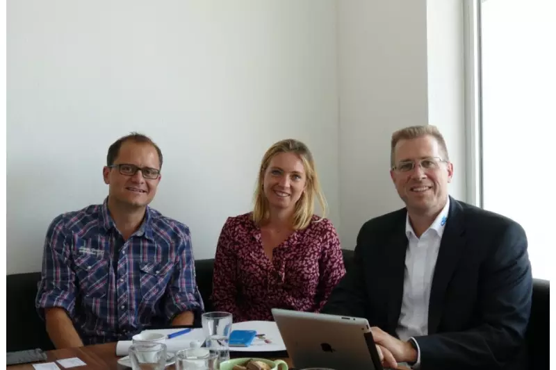 Im Gespräch (v.r.): Peter Lingner, Country Sales Manager Construction, Transport & Industrial DLL, Katrin Podewils, Marketing DLL, und David Kern von Treffpunkt.Bau.