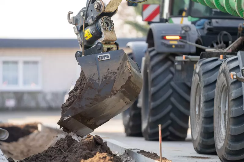 Der Rotatorlöffel von DMS hat sich bei Gaa Garten- und Landschaftsbau als unverzichtbares Anbaugerät etabliert, da er auf engen Baustellen präziseres und flexibleres Arbeiten ermöglicht, ohne den Bagger ständig neu positionieren zu müssen. Besonders die Kombination aus Dreh- und Neigefunktion spart Zeit, verbessert die Übersicht und erleichtert den Einsatz auf kompakten Baustellen erheblich.