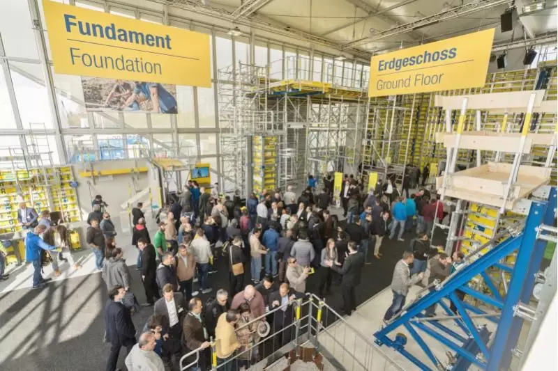 Mit dem ca. 4.000 m großen „Doka Campus“ präsentierte das Unternehmen Doka auf der Bauma 2016 ein neues Messekonzept, das ganz nach den Kriterien Kundennähe, Authentizität und Baustellenflair gestaltet wurde. Mit den drei Themenwelten „Produkt“, „Projekt“ und „Komponenten“ wurden nicht nur kleine und mittelständische Unternehmen abgeholt, sondern auch Großprojekt-Kunden, die besonders die Engineering- und Beratungskompetenz des Unternehmens schätzen. Sieben Tage lang begeisterte Doka nach eigenen Angaben mit 'Schalgeschwindigkeit' und Qualität in einer neuen Dimension und begrüßte Besucher aus der ganzen Welt – von Kanada über Chile bis hin zu Afrika und Australien. „Die Bauma ist sicherlich das Branchen-Highlight – nirgendwo sonst haben wir die Möglichkeit, so vielen bestehenden und potentiellen Kunden in nur wenigen Tagen an einem Ort unsere Produkte, Lösungen und Dienstleistungen zu präsentieren“, erzählt Jürgen Obiegli, Vorsitzender der Geschäftsführung Doka Group.