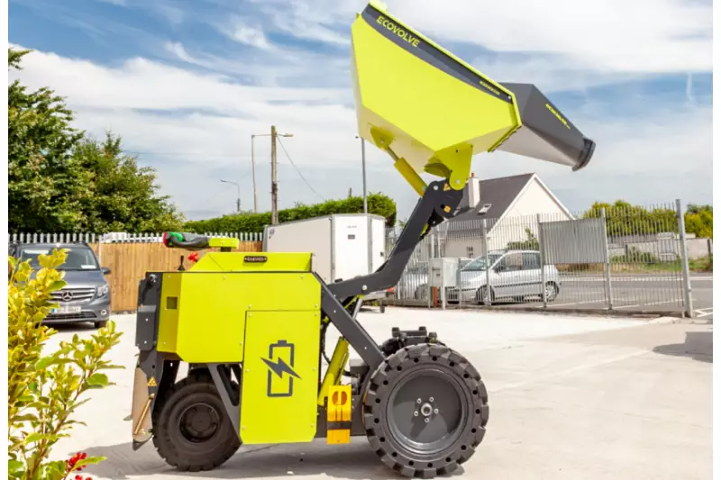 Über mannshoch stemmen die Ecovolve E-Dumper ihre bis zu 1.500 kg schwere Last. So können z. B. auch Container beladen werden.