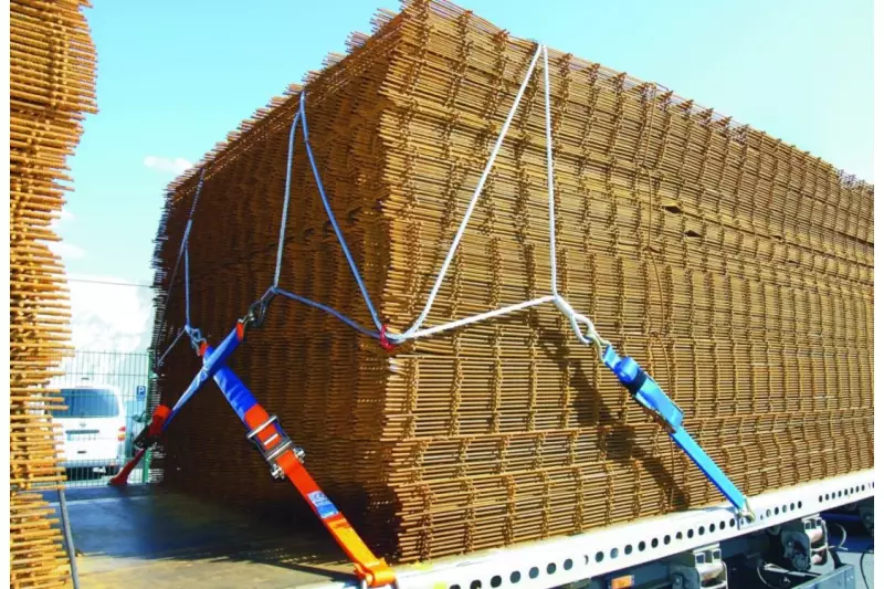 Normgerechte Sicherung beim Transport von Baustahlmatten. Nur ein Beispiel für die enorme Vielzahl verschiedener Anschlagmittel, Bänder, Schlingen und Seile im Sortiment von Dolezych.