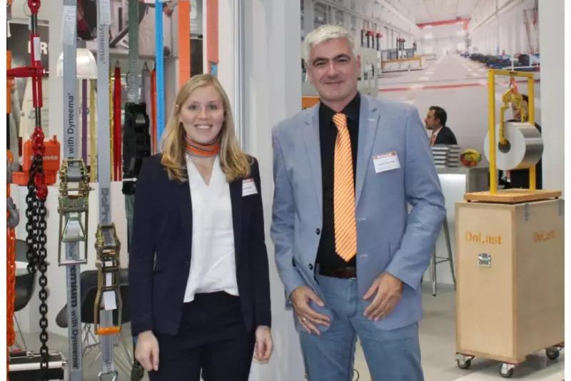 Das Dortmunder Unternehmen Dolezych präsentierte wieder Lösungen rund um Ladungssicherung und Hebetechnik. Im Bild Antje Kater, Marketing, und Alexander Krosta, Vertriebsleiter.