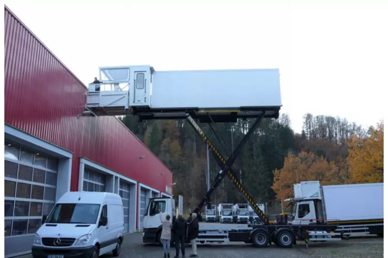 „Halt, wir wollen mit nach oben!“ Katharina Luchner groundet für uns den Container des X-Cat L. Das größte Catering-Hubfahrzeug von Doll liefert die Mahlzeiten für die bis zu 853 Passagiere und die Crewmitglieder des Airbus A380.