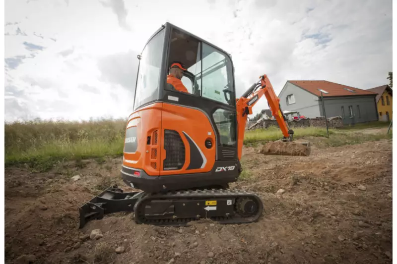 Doosan erweitert seine Kompaktbagger-Modellreihe. Mit zur Intermat 2018 kommt der neue DX19 mit 1.894 kg Betriebsgewicht.