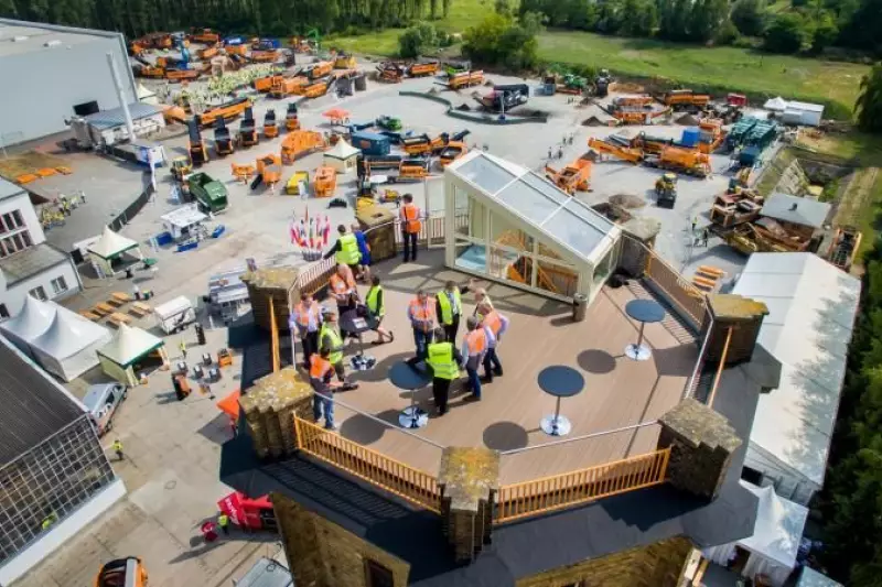 Mehr als 5.000 Gäste aus der
Umwelt- und Recyclingbranche
nahmen teil: Am 24. und 25. Juni
richtete das Umwelttechnikunternehmen
Doppstadt auf seinem
220.000 m² großen Betriebsgelände
in Calbe (Sachsen-Anhalt) seine
Leistungsschau aus.