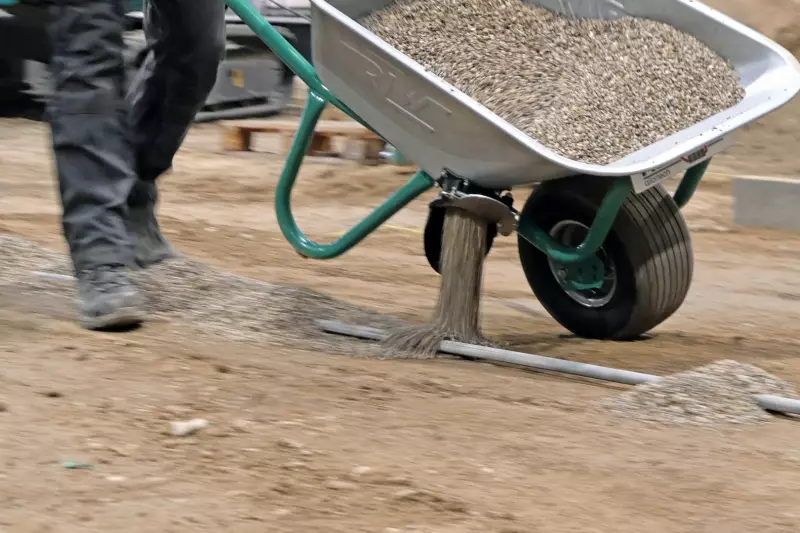 Hunklinger bringt Dosier-Schubkarre als Ergänzung zu bewährten Hand-Abziehgeräten auf den Markt.
