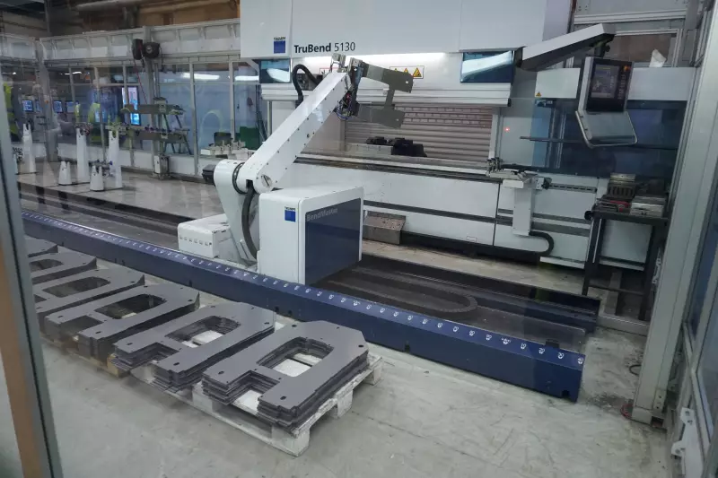 Automation und Fertigungstiefe haben bei Avant großen Stellenwert. Hier sehen wir eine Abkantmaschine mit Bestückungsroboter. Das Unternehmen investierte 3,5 Millionen Euro in diese Produktionsanlage.