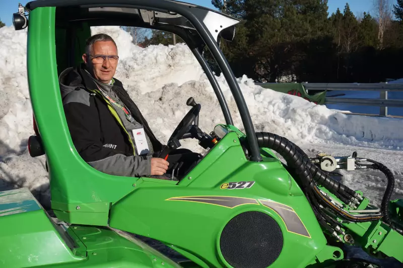 Produktmanager Oliver Bonn im neuen E-Lader testet die Winterdienstqualitäten der Maschine. Durch das Kühlen und Heizen der Batteriepacks ist der Lader jederzeit voll einsatzbereit.