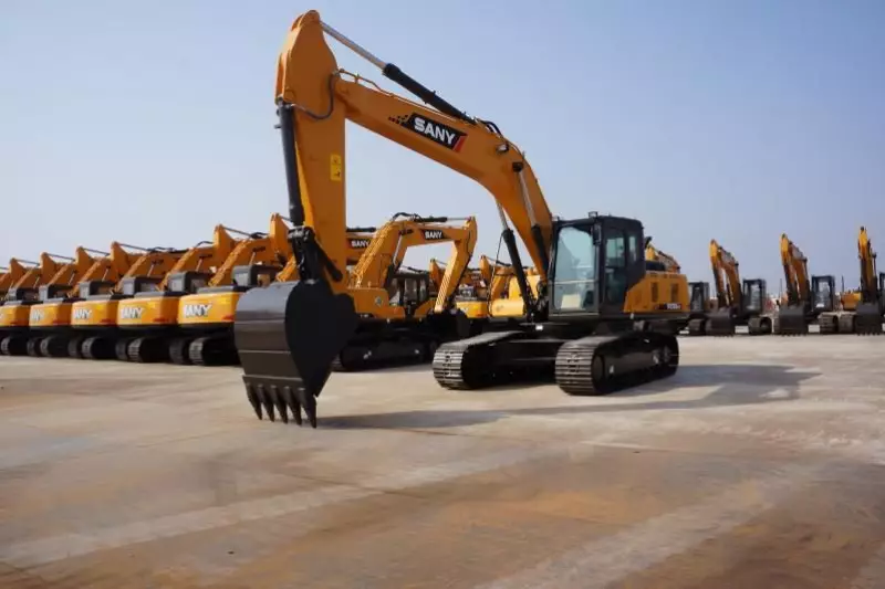 Der SY 235C wird von einem Isuzu Motor angetrieben und leistet 140 kW bei 2.000 U/min. Die Hydraulikkomponenten stammen von Kawasaki. Das Gewicht liegt bei 25.300 kg.