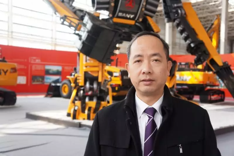 Richard Deng ist Europachef mit Sitz in Bedburg und seit 1999 bei Sany. Er ist das Bindeglied zwischen der Konzernzentrale und dem Europäischen Markt. Zuvor war Deng in den USA, Indien und Hongkong für die Expansion des Konzerns zuständig. Der Vertrieb für Hafenumschlagmaschinen sichert der Sany Europe GmbH die Grundumsätze. Erdbewegungsmaschinen bis 50 Tonnen sind jetzt im Fokus des Vertriebs.