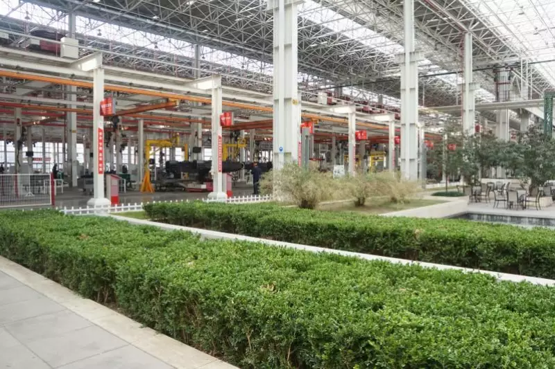 Entgegen den klassischen Vorurteilen: Die der Treffpunkt.Bau-Redaktion gezeigten Produktionshallen sind auf dem aktuellen Stand der Technik, grün, ergonomisch und überdurchschnittlich arbeitnehmerfreundlich.